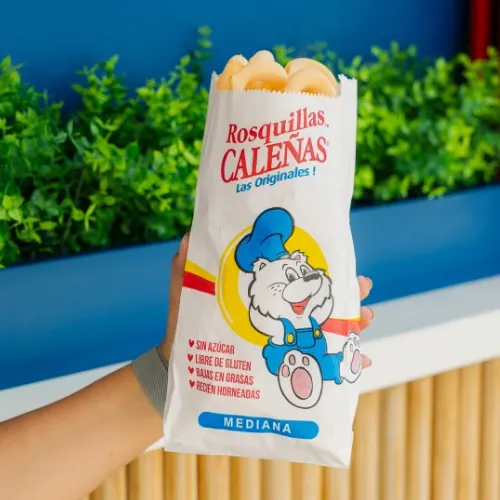 Una mano sostiene la bolsa de papel de Rosquillas Caleñas recién horneadas