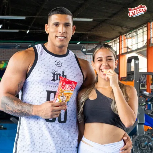 Pareja en el gimnasio con una bolsa de Rosquillas Caleñas