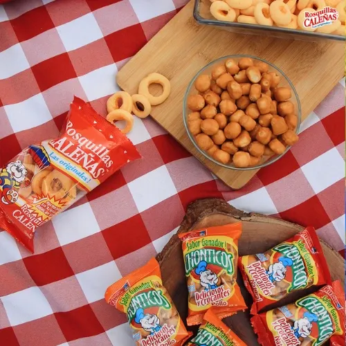 Bolsas de Rosquillas Caleñas y Chonticos sobre un mantel de cuadros